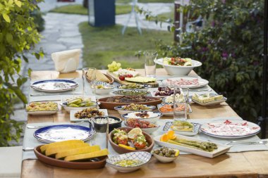 çeşitli yemekleri masada akşam yemeği için düzenlenmiş görünümünü kapat