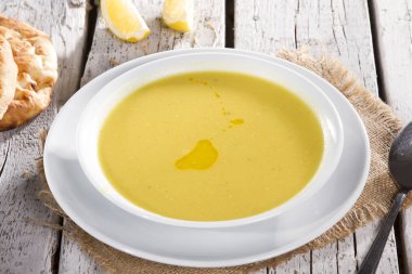 Islak zeminde ahşap masa üstü servis çorbası görünümünü kapat