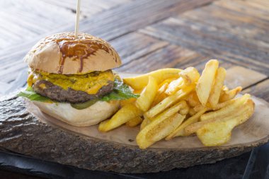 Hamburger ve patates kızartması görünümünü kapat