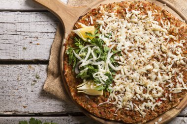 Lahmacun lezzetli Pide kıyma ile üstten görünüm ahşap masa üzerinde