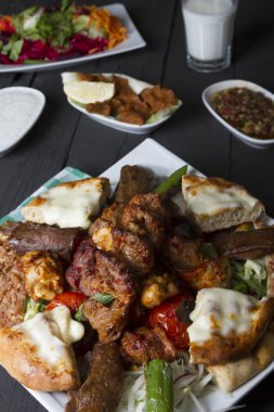 Adana, kuzu ve tavuk Kebap Lahmacun ile hizmet veren çeşitler