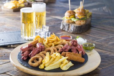 Düzenlenmiş bira ve aperatifler görünümü kapatın 