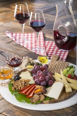 tabakta çeşitli lezzetli aperatifler görünümünü kapat