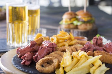 Düzenlenmiş bira ve aperatifler görünümü kapatın 