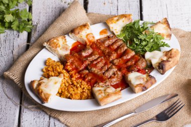 lezzetli yemek üzerinde ahşap masa üstü servis görünümünü kapat