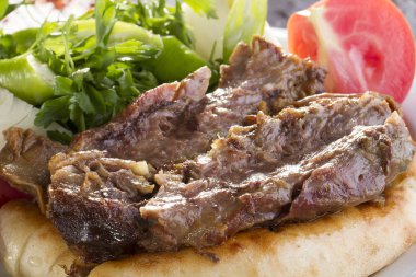 geleneksel Türk yemeği et ve hamur ile görünümünü kapat