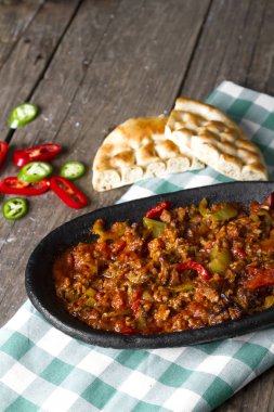 lezzetli yemek üzerinde ahşap masa üstü servis görünümünü kapat