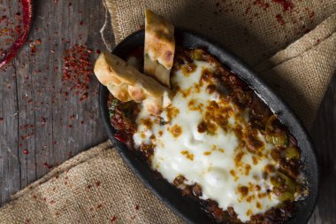 ahşap yüzeyde hizmet lezzetli yemeğin üstten görünüm