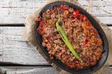 jalapeno biber siyah kase pişmiş yemeğin üstten görünüm