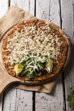 Lahmacun lezzetli Pide kıyma ile bakış ahşap masa üzerinde kapatın