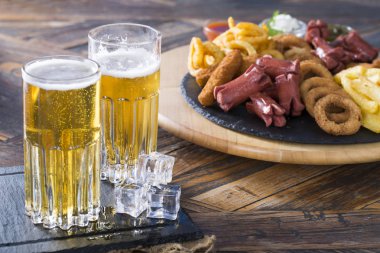 Düzenlenmiş bira ve aperatifler görünümü kapatın 