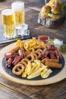 Düzenlenmiş bira ve aperatifler görünümü kapatın 