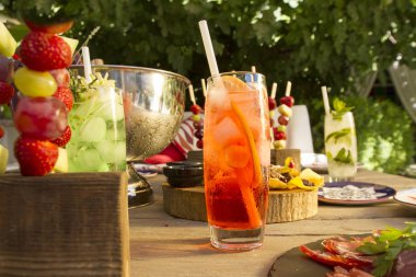 yemekler ve içecekler ile hizmet tablo görünümünü kapat