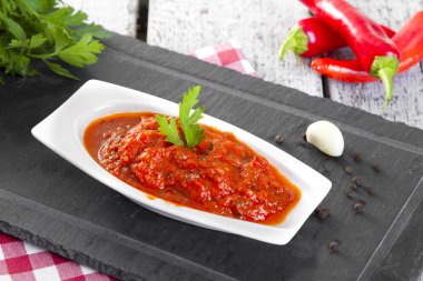 Türk ve Arap geleneksel meze sıcak kırmızı biber Closeup plaka rustik beyaz ahşap masa üzerine yapıştırın. Kopya alanı için metin alanı.