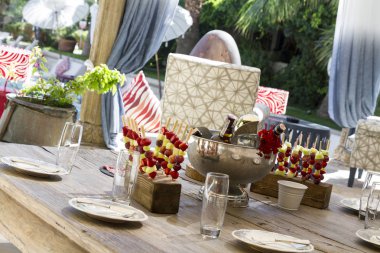 yemekler ve içecekler ile hizmet tablo görünümünü kapat