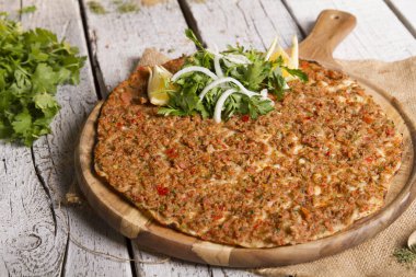 Lahmacun lezzetli Pide kıyma ile bakış ahşap masa üzerinde kapatın
