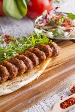 lezzetli yemek üzerinde ahşap masa üstü servis görünümünü kapat