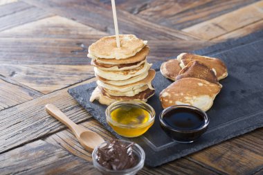 çikolata ve ballı tatlı krep görünümünü kapat