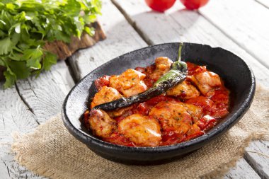 siyah kase hizmet jalapeno biber ile çanak görünümü kadar yakın