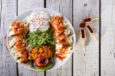 lezzetli pişmiş yemek üstten görünüm ahşap yüzey üzerinde