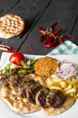 Lezzetli Türk geleneksel ramazan Kebap ahşap masa üzerinde