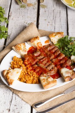 lezzetli yemek üzerinde ahşap masa üstü servis görünümünü kapat