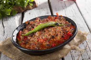 siyah kase hizmet jalapeno biber ile çanak görünümü kadar yakın