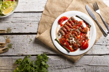 ahşap yüzeyde hizmet lezzetli yemeğin üstten görünüm