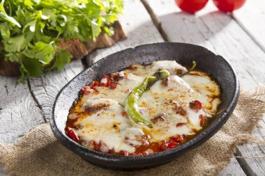 siyah kase hizmet jalapeno biber ile çanak görünümü kadar yakın