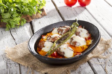 siyah kase hizmet jalapeno biber ile çanak görünümü kadar yakın