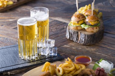 bira ve aperatifler gözlük görünümü kapatın