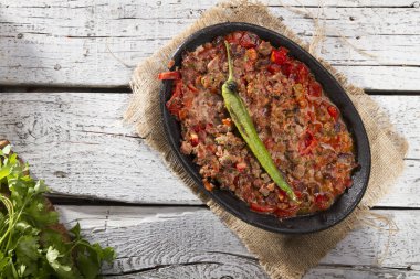 jalapeno biber siyah kase pişmiş yemeğin üstten görünüm