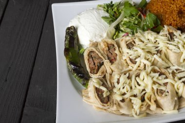 Beytide sarma görünümünü kapatmak ya da adana kebabı lavaş ekmek haddelenmiş ve üzerine peynir rendelenmiş