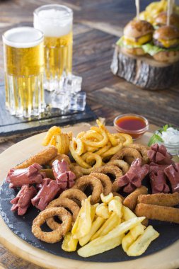 Düzenlenmiş bira ve aperatifler görünümü kapatın 