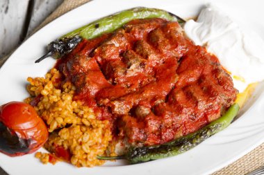 lezzetli yemek üzerinde ahşap masa üstü servis görünümünü kapat