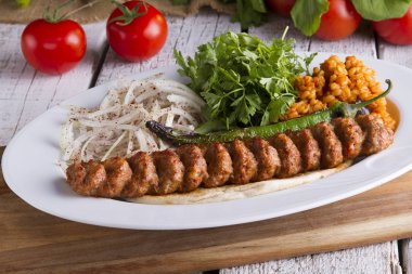 lezzetli yemek üzerinde ahşap masa üstü servis görünümünü kapat