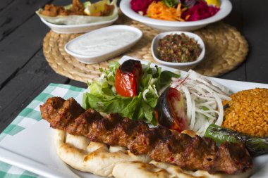 Türkçe ve Arapça geleneksel Adana Kebap sunumu salata ile bakış plaka üzerinde kapatın