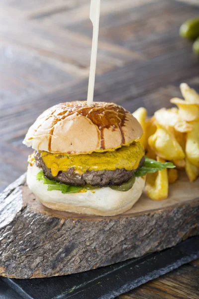 Zblízka Pohled Burger Smažené Brambory — Stock fotografie