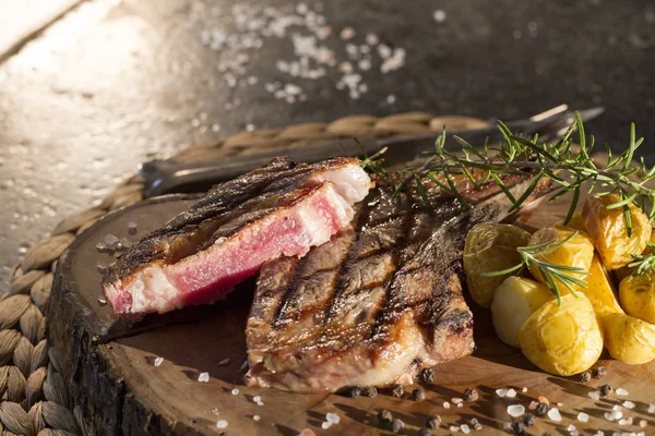 Vista Cerca Carne Parrilla Jugosa Tocón Madera —  Fotos de Stock