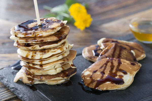 Vista Cerca Panqueques Dulces Con Chocolate Miel — Foto de Stock