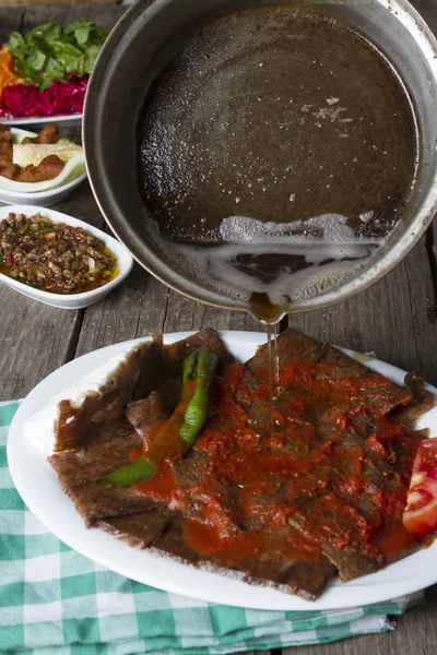 Turecki Tradycyjne Ramadan Iskender Doner Kebab Drewnianym Blatem — Zdjęcie stockowe