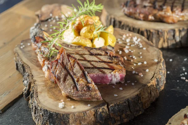 Vista Cerca Carne Parrilla Jugosa Tocones Madera —  Fotos de Stock