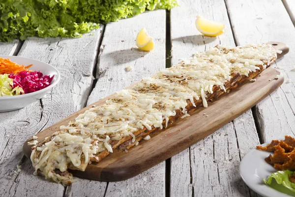 Närbild Bild Traditionella Turkiska Bröd Serveras Trä Skärbräda — Stockfoto