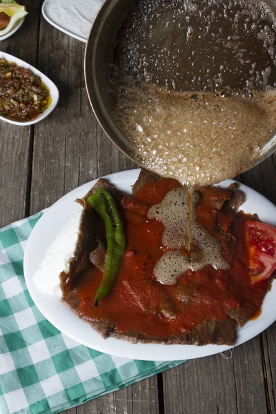 Turecki Tradycyjne Ramadan Iskender Doner Kebab Drewnianym Blatem — Zdjęcie stockowe