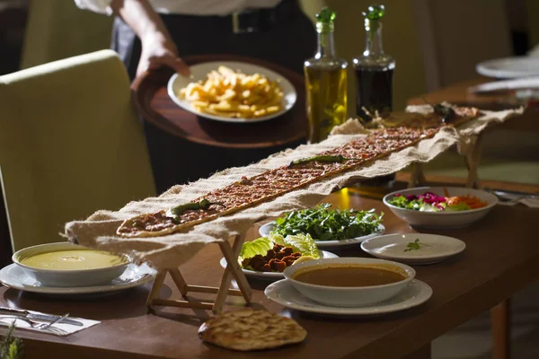 人の料理と木製のテーブルをサービングの部分的なビュー — ストック写真