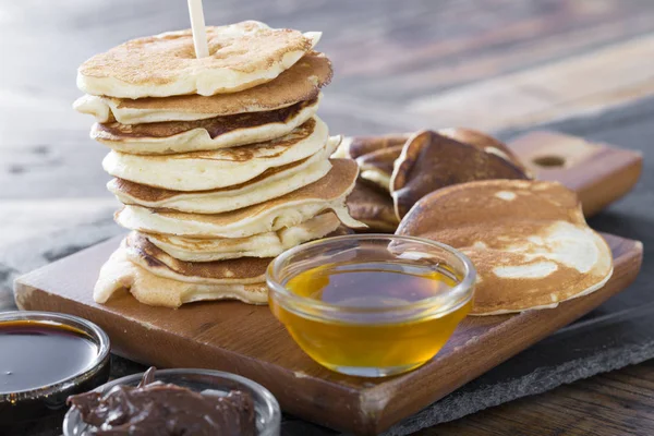 Vista Cerca Panqueques Dulces Con Chocolate Miel — Foto de Stock