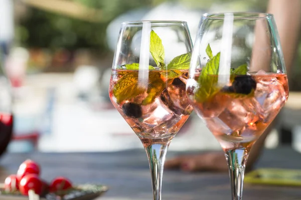 Nane yaprakları ile soğuk kokteyl serinletici görünümü kadar kapatın