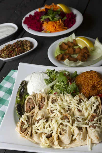 Vista Vicino Del Kebab Beyti Sarma Adana Arrotolato Pane Lavash — Foto Stock