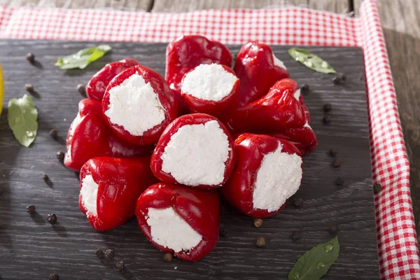 Antipasto Vorspeise Süßkirschpaprika Gefüllt Mit Weichkäse Feta Auf Schwarzem Dunklen — Stockfoto