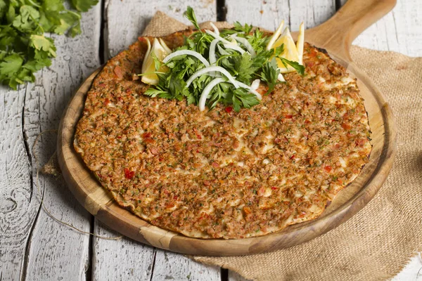 Türk Geleneksel Ramazan Yiyecek Lahmacun Salata Ile Beyaz Rustik Ahşap — Stok fotoğraf